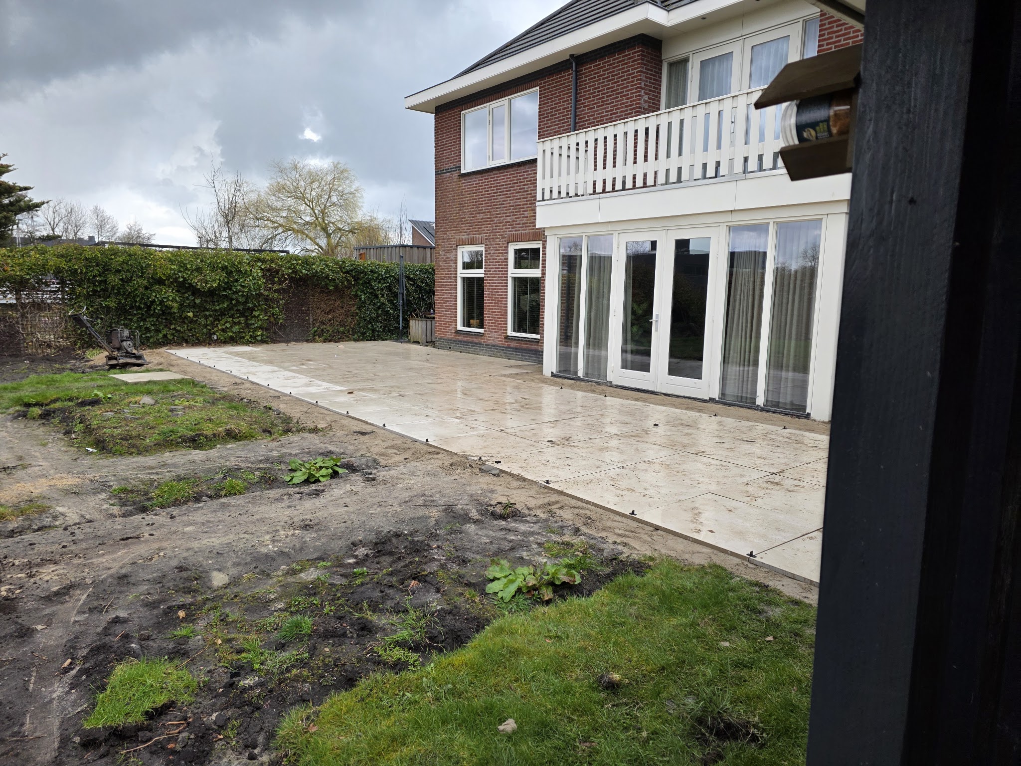 Keramisch terras vanaf de tuin gezien